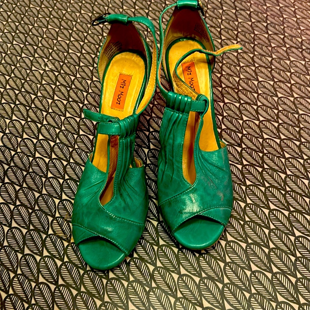 Size 8 Miz Mooz peep toe heels